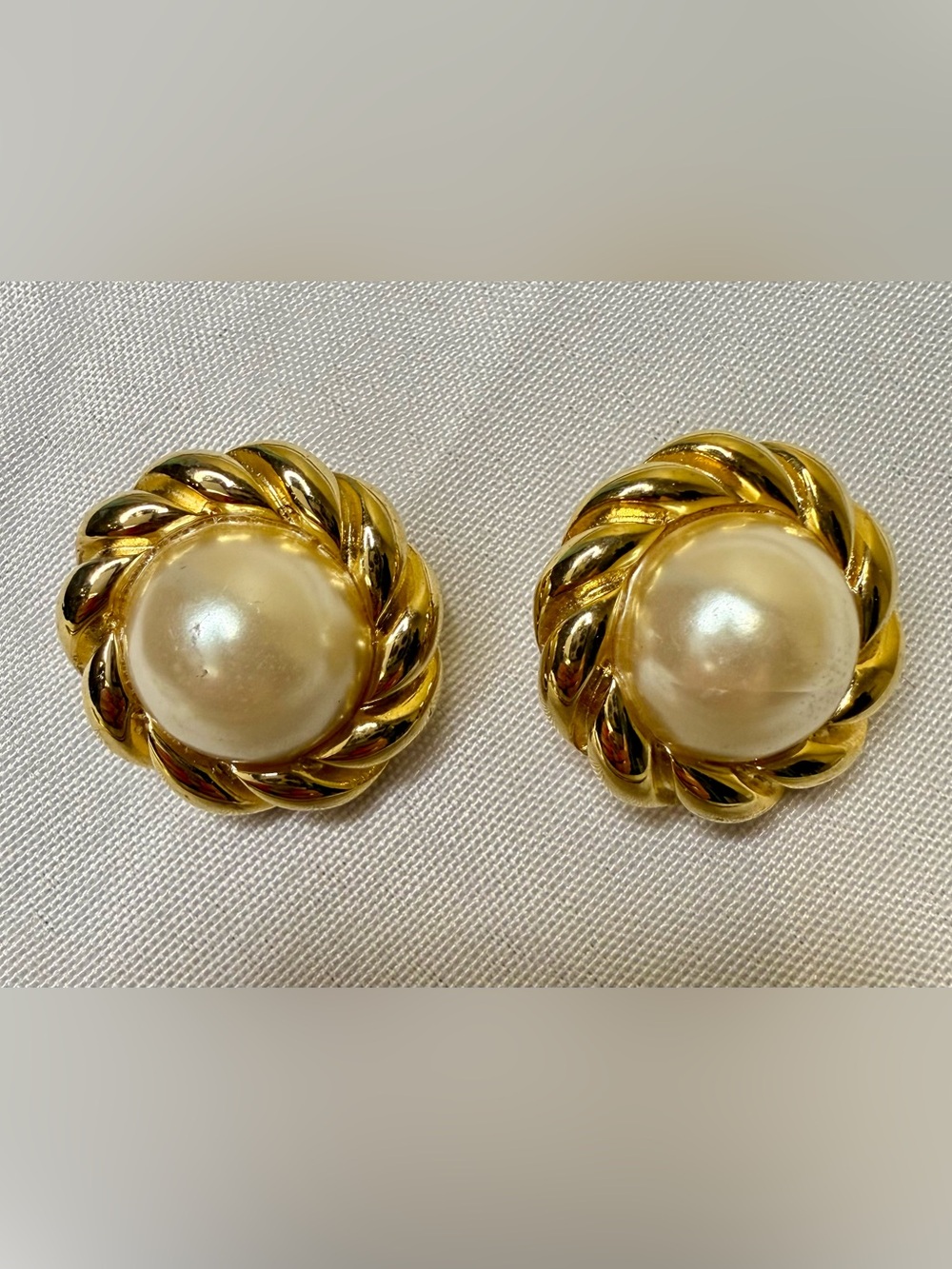 Beautiful Vintage 1980s Faux Pearl and Gold Tone Earrings